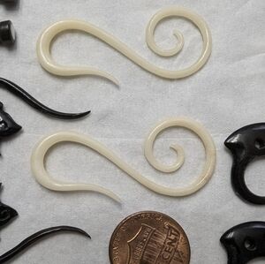 8g 1 pair of Large Long Ivory colored Bone Spiral gauged earrings Hand Carved